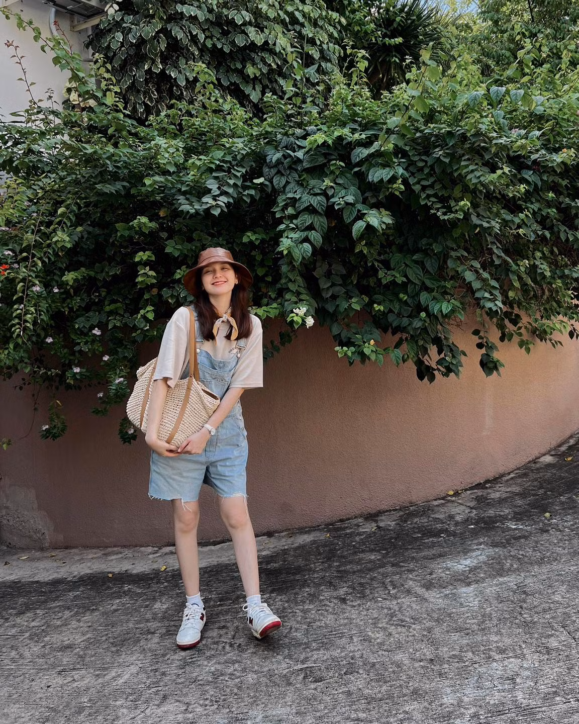 Yếm chất liệu denim cũng được Hải Tú thường chưng diện mỗi lần xuống phố. Ảnh: FBNV