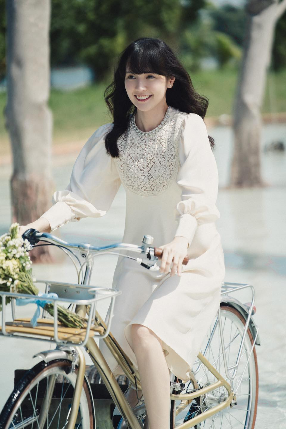 Sự xuất hiện của Hải Tú trong MV "Chúng ta của tương lai" gây chú ý. Không bàn đến những lời khen chê về âm nhạc, điều khiến dư luận bàn tán chính là nhan sắc "nàng thơ" của Sơn Tùng. Ảnh: FBNV