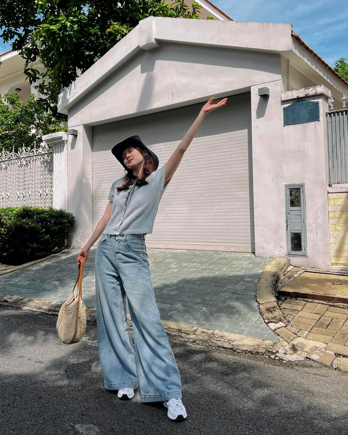 Quần jeans là item được Hải Tú khá ưa chuộng, cô thường kết hợp với áo thun đơn giản, đi giày sneaker phóng khoáng, năng động. Ảnh: FBNV