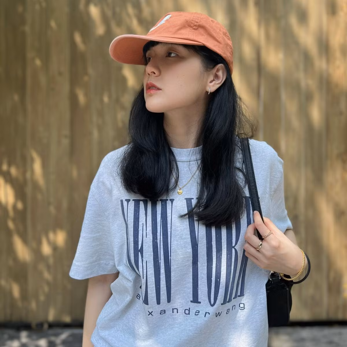 Mỹ nhân này thường chia sẻ hình ảnh check-in mỗi khi xuống phố, qua đó cho thấy những outfit thời trang trẻ trung và dễ áp dụng. Ảnh: FBNV