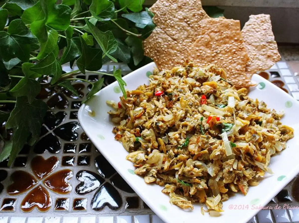 Một món đặc sản ở Huế phải kể đến nữa là hến xúc bánh tráng. Thành phần của món ăn này bao gồm, hến, tỏi phi, đi kèm với bánh tráng nướng hoặc bánh phồng tôm. Ảnh: @sakuradelhive