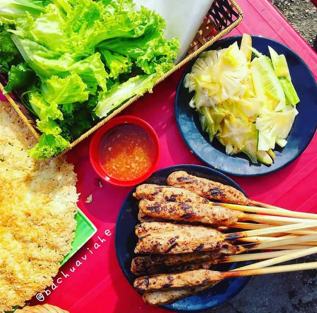 Món nem lụi tại Huế được chế biến công phu ở quy trình pha nước chấm là phải xay nhuyễn đậu phộng thêm một chút nước mắm, hoa ổi, nước dừa, thịt heo, gan heo được băm nhuyễn. Ảnh: @bachuaviahe