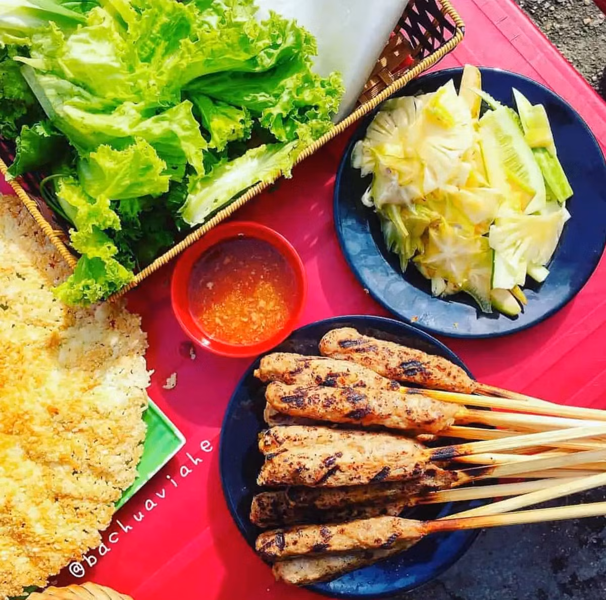 Món nem lụi tại Huế được chế biến công phu ở quy trình pha nước chấm là phải xay nhuyễn đậu phộng thêm một chút nước mắm, hoa ổi, nước dừa, thịt heo, gan heo được băm nhuyễn. Ảnh: @bachuaviahe