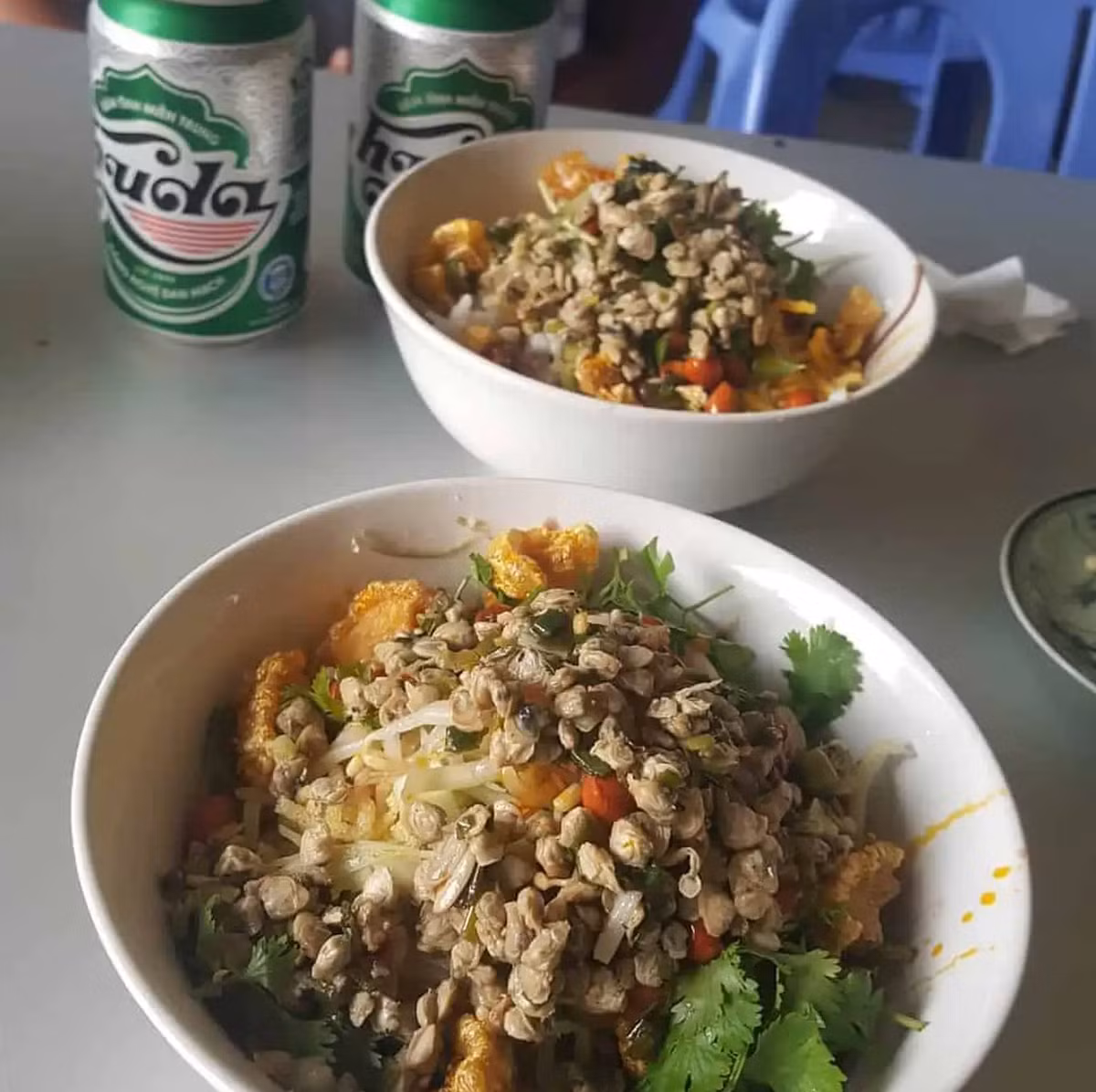 Cơm hến hoặc bún hến là món ăn đặc sản của Huế gây ấn tượng trong lòng du khách bởi sự bình dân, giản dị. Cơm hoặc bún trộn với hến đã được xào và ướp gia vị đầy đủ, ngoài ra còn có mắm ruốc, rau bắp cải, đậu phộng nguyên hạt, muối, bột ngọt, tiêu,... Ảnh: @wiktorkomorniczak