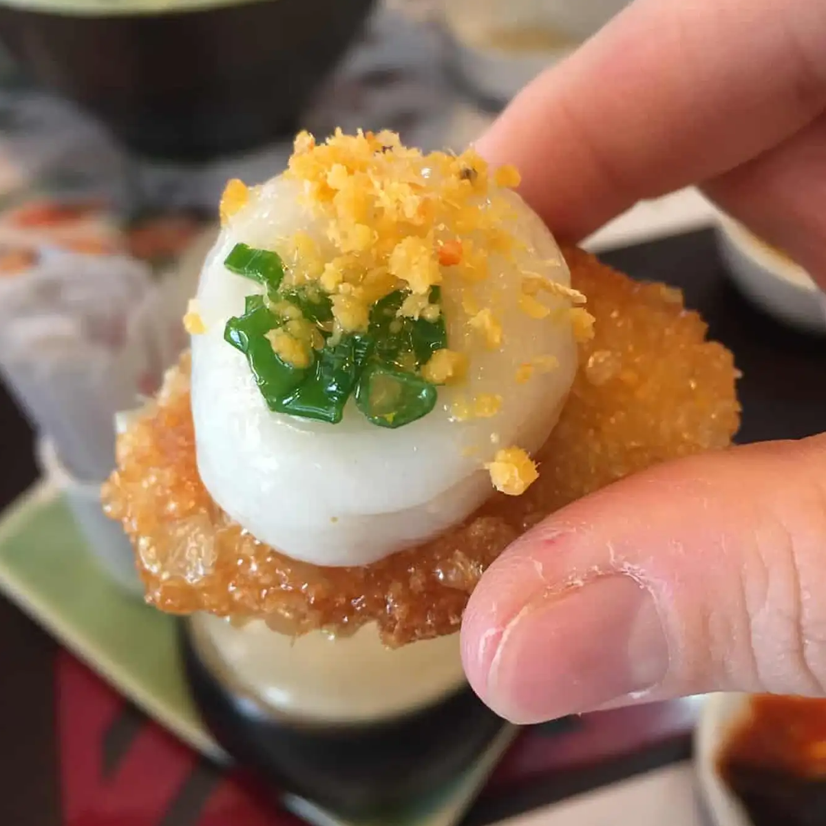 Bánh ram ít cũng là một trong những món bánh ngon ở Huế. Phần viên bánh tròn màu trắng ở trên là bánh ít, phần bánh chiên ở dưới là bánh ram. Ảnh: @maysul_seulgi