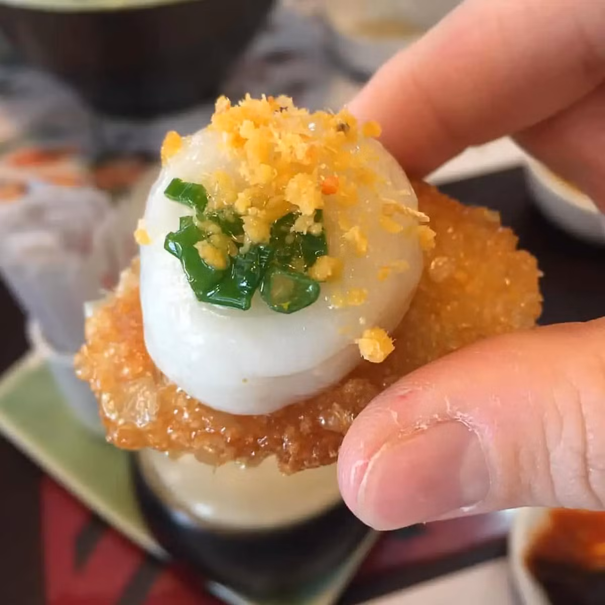 Bánh ram ít cũng là một trong những món bánh ngon ở Huế. Phần viên bánh tròn màu trắng ở trên là bánh ít, phần bánh chiên ở dưới là bánh ram. Ảnh: @maysul_seulgi