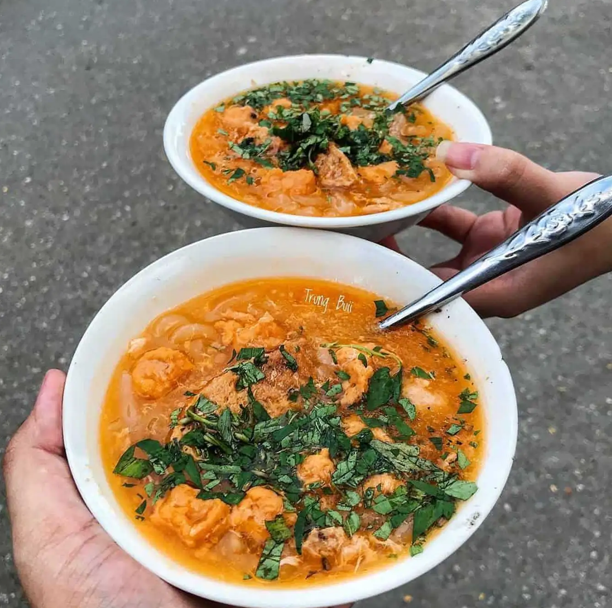 Bánh canh Nam Phổ xuất phát từ làng Nam Phổ, đây là món hàng rong phổ biến tại làng này. Nước dùng bánh canh còn có thịt ba chỉ và tôm. Ảnh: @trungbuii