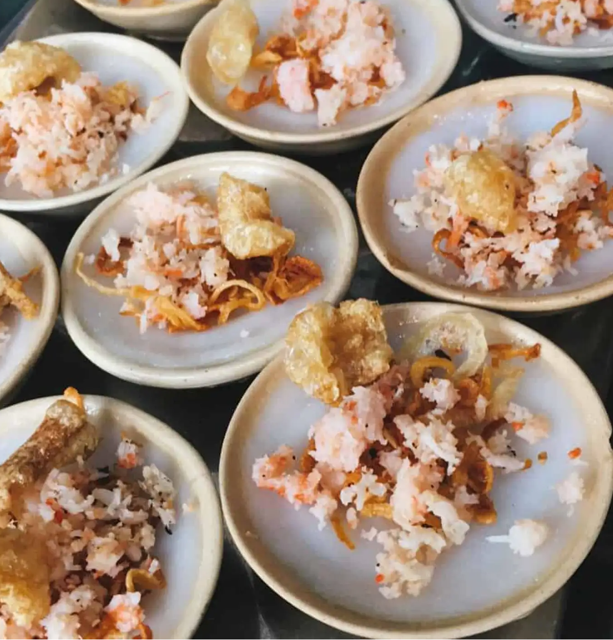 Bánh bèo là món ăn nổi tiếng của xứ Huế. Khi ăn, bánh thấm đẫm gia vị, ăn kèm với nước chấm đặc biệt được làm từ nước mắm nguyên chất, đường, tỏi,...Ảnh: @im.pubu