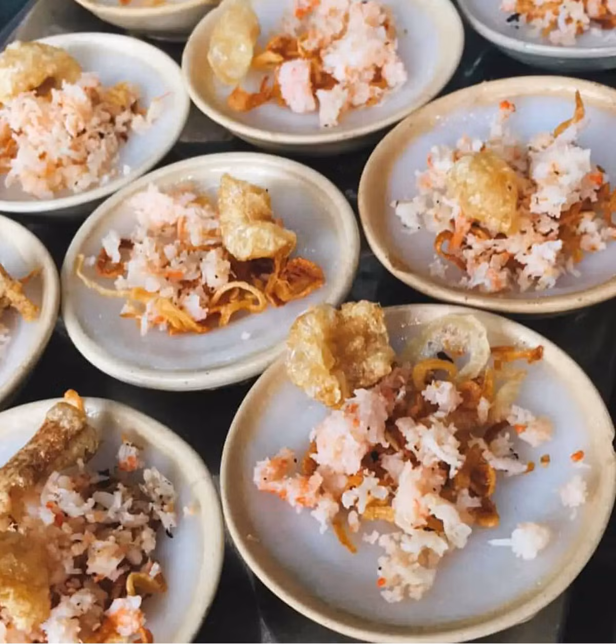 Bánh bèo là món ăn nổi tiếng của xứ Huế. Khi ăn, bánh thấm đẫm gia vị, ăn kèm với nước chấm đặc biệt được làm từ nước mắm nguyên chất, đường, tỏi,...Ảnh: @im.pubu