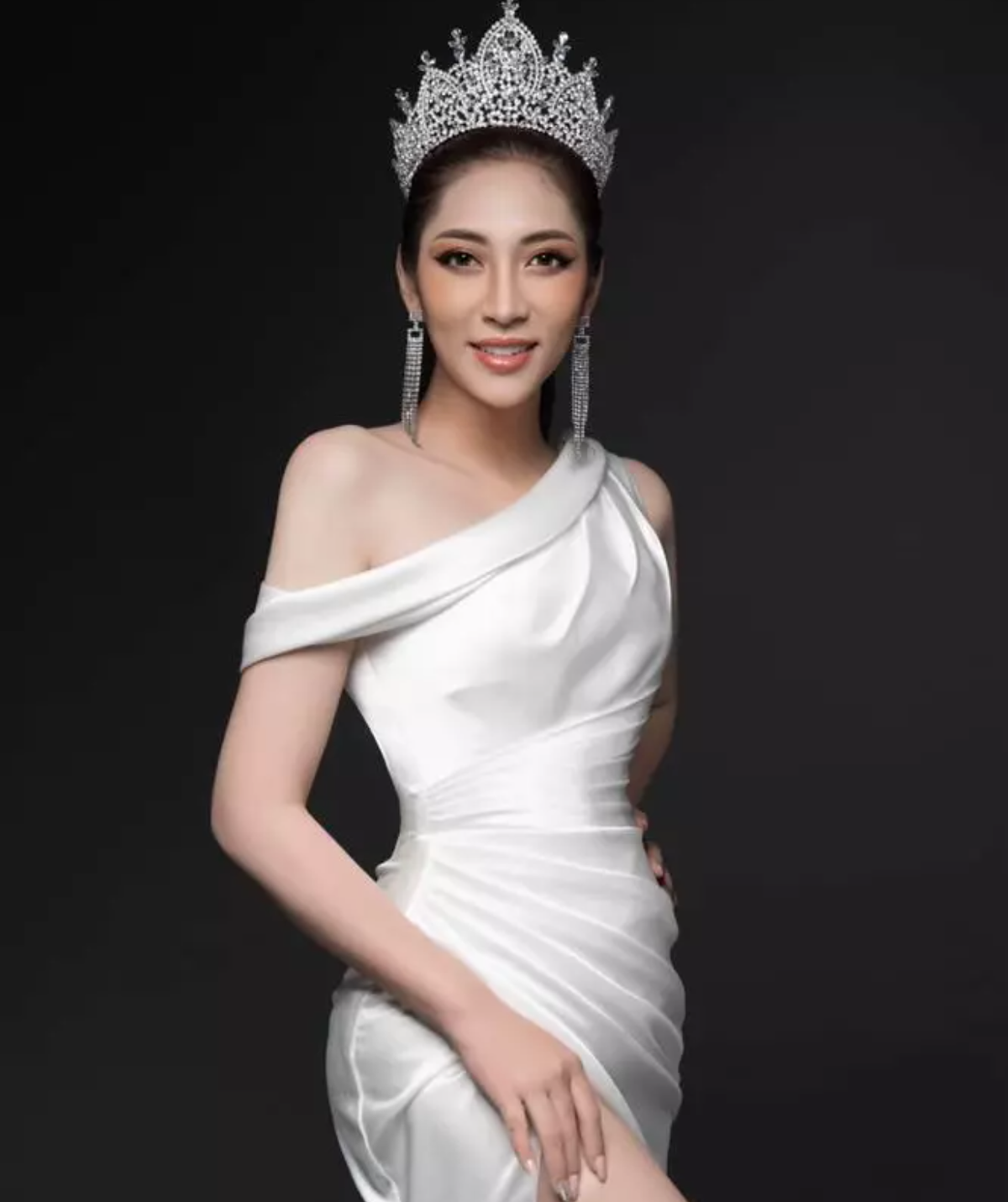 Người đẹp Cần Thơ kết hôn năm 2018 với chồng là doanh nhân Phúc Thành. Cả 2 sau đó đón con chung là cặp quý tử sinh đôi. Ảnh: Gia đình Việt Nam