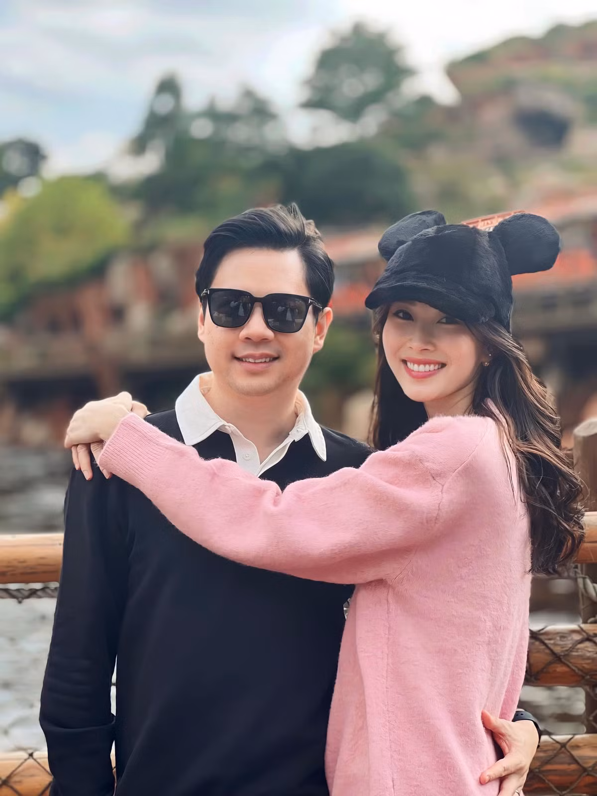 Sau khi kết hôn, Đặng Thu Thảo rút khỏi showbiz, tập trung thời gian chăm sóc gia đình, hỗ trợ ông xã trong công việc kinh doanh. Tháng 3/2018, Đặng Thu Thảo và Trung Tín đón chào con gái đầu lòng, tháng 5/2020 cặp đôi tiếp tục có thêm con trai thứ hai. Ảnh: FBNV