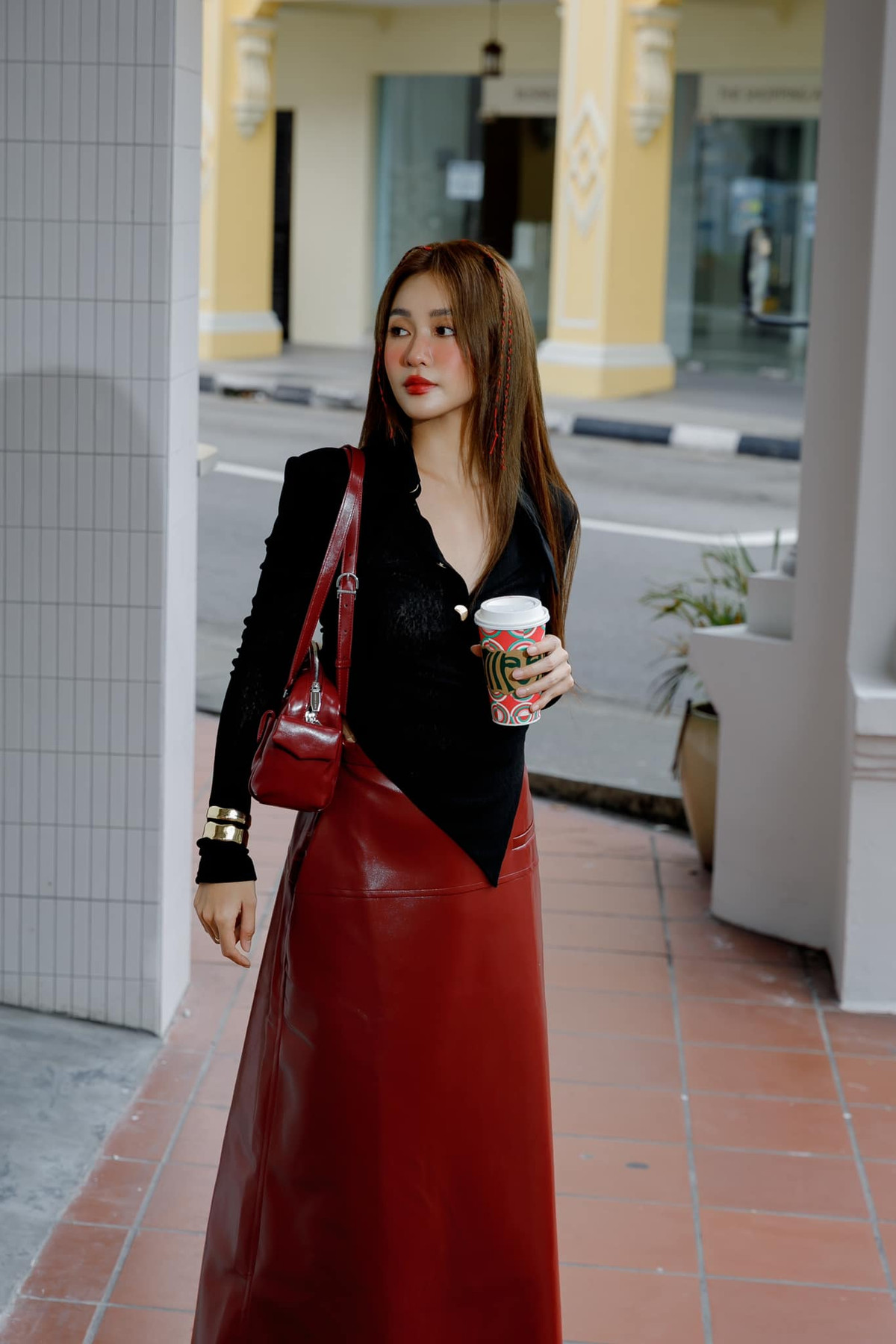 Diễn viên Khả Ngân dạo phố với trang phục tone đỏ, đen. Ảnh: FB Khả Ngân