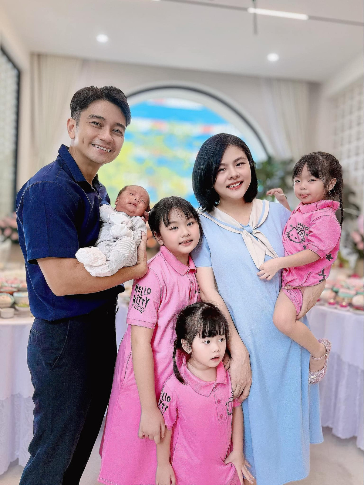 Diễn viên Vân Trang mừng đầy tháng con trai. Cô hạnh phúc với tổ ấm nhỏ bên ông xã và 4 con. Ảnh: FB Vân Trang