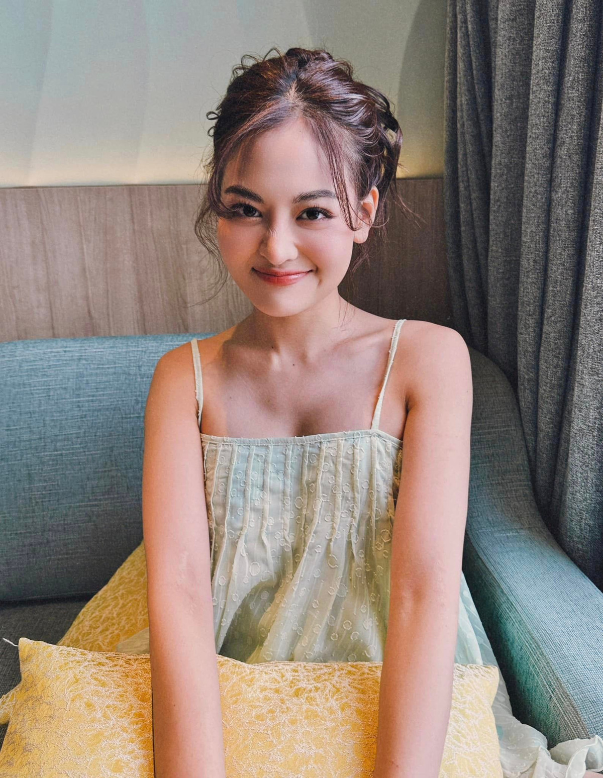 Diễn viên Thuỳ Anh chụp ảnh nhí nhảnh, cô còn gọi mình là "em bé". Ảnh: FB Thuỳ Anh