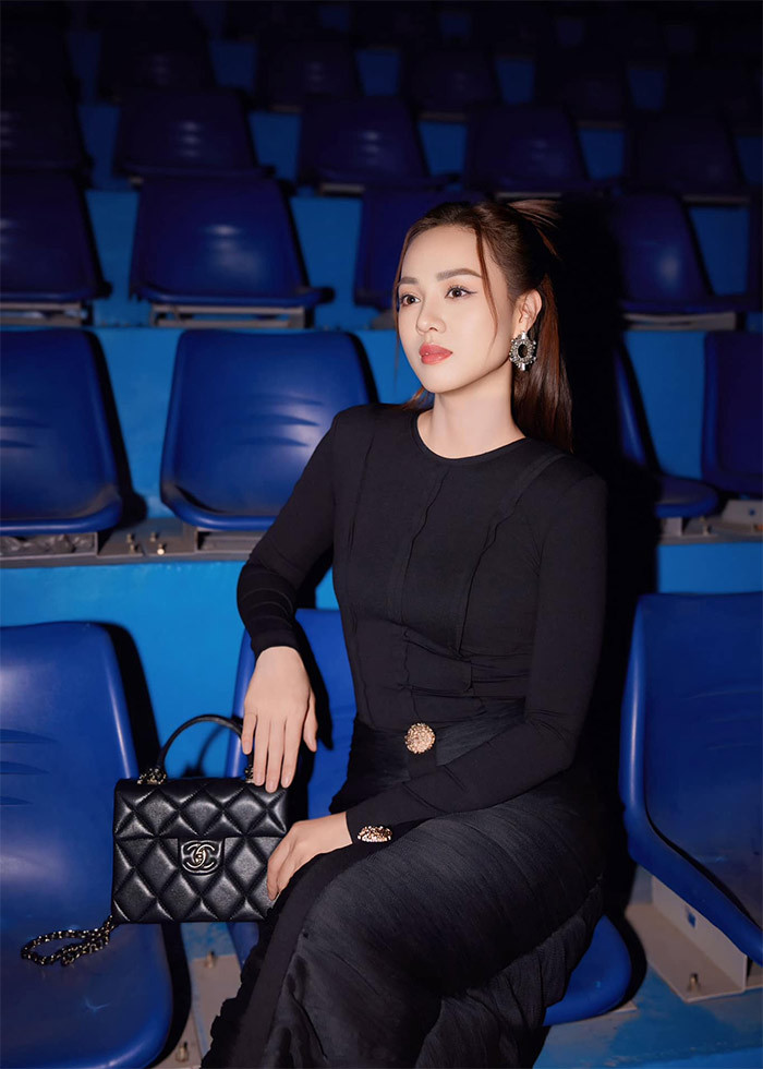 Người đẹp sinh năm 1988 đã thực hiện rút sụn mũi cũ hết 10 triệu đồng và sửa lại dáng mũi mới hết 70 triệu đồng.