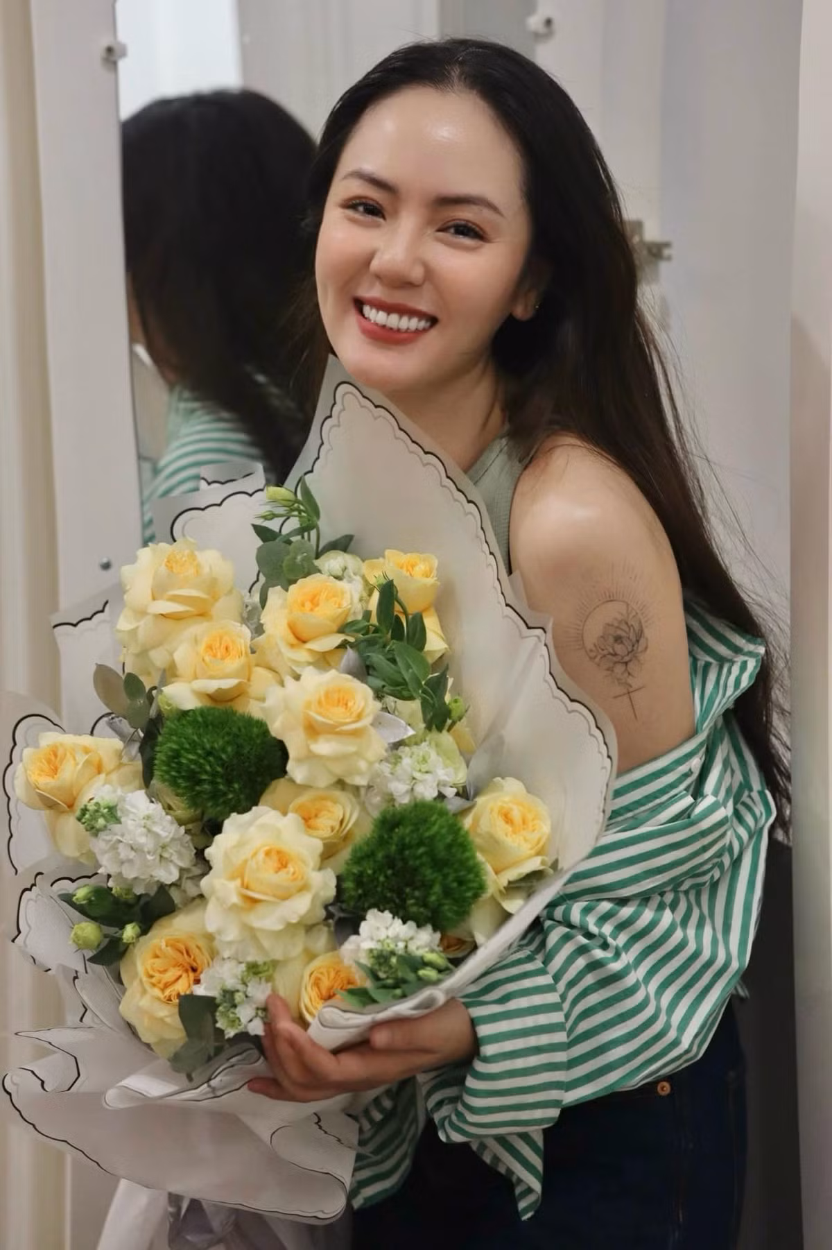 Ca si Phuong Linh khoe voc dang tuoi 40, lo hinh xam kin tay