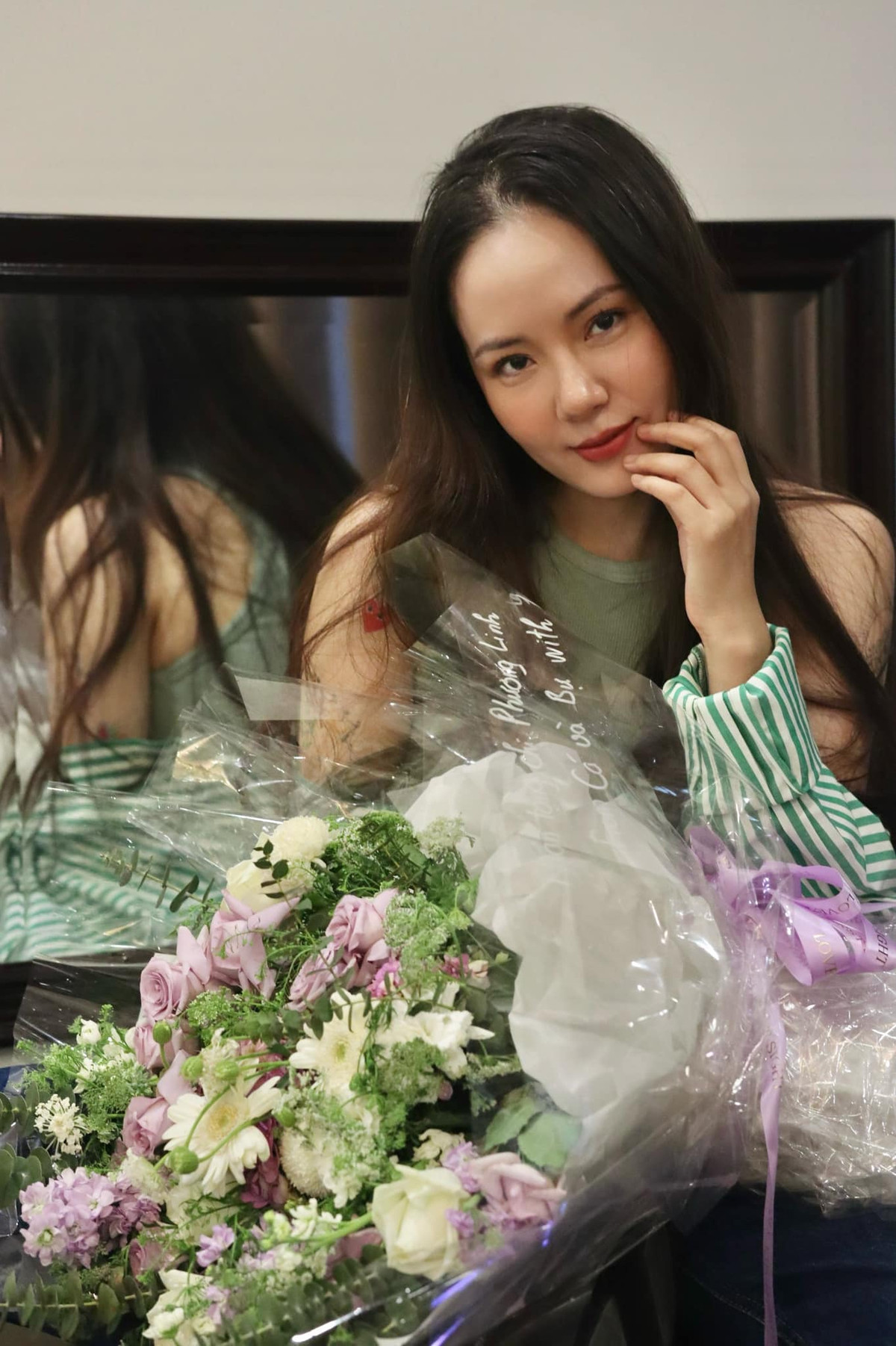 Khán giả không chỉ đánh giá cao phong cách trình diễn, giọng ca mượt mà mà còn cả nhan sắc "nghiêng nước nghiêng thành" của ca sĩ Phương Linh. Ảnh: FBNV