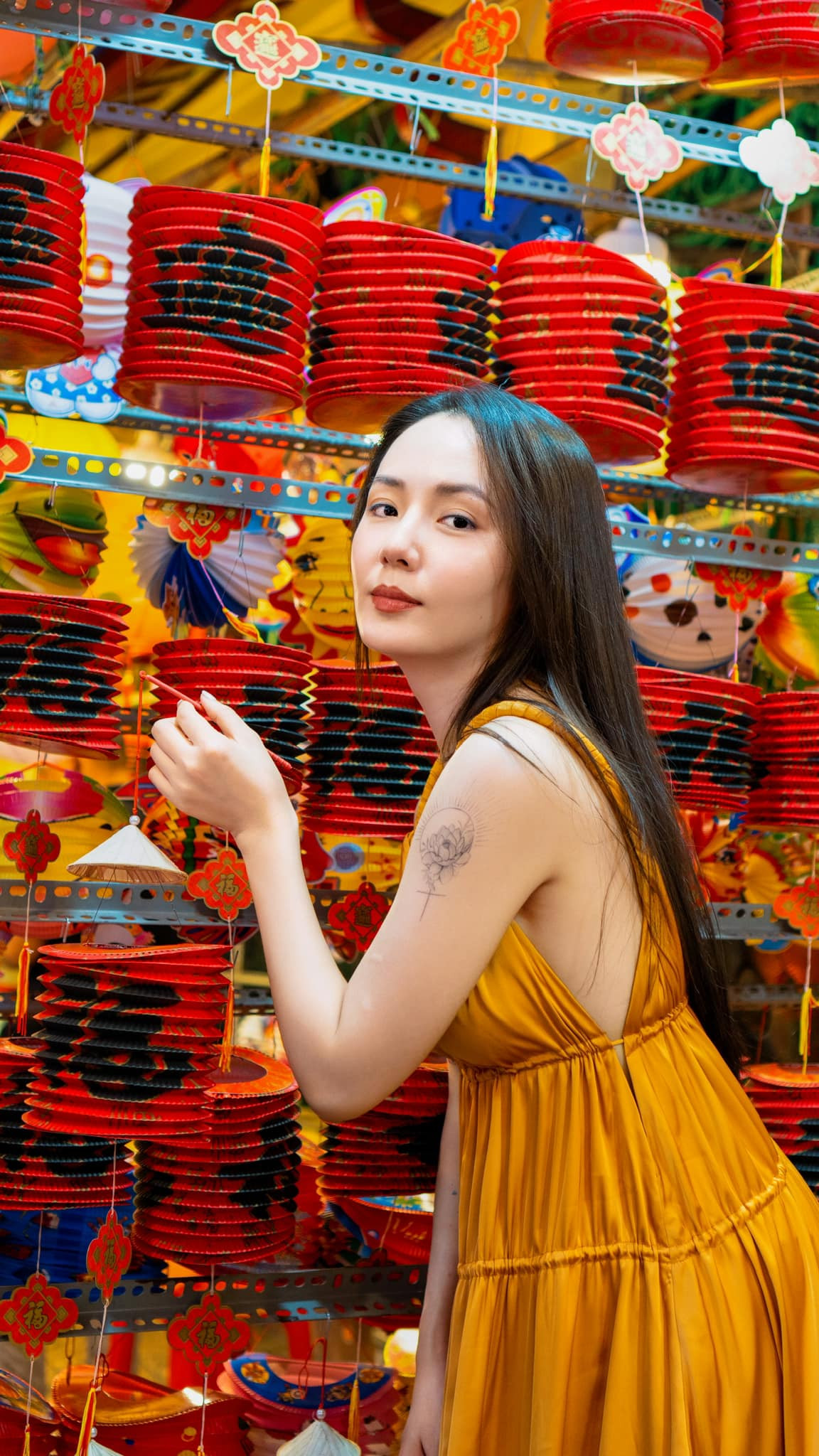 Những hình xăm với nhiều kích cỡ và màu sắc khác nhau, từ hình trái tim, búp bê Nga, bông hoa, con gấu,... tạo nên một tổng thể cá tính và độc đáo ở cô. Ảnh: FBNV