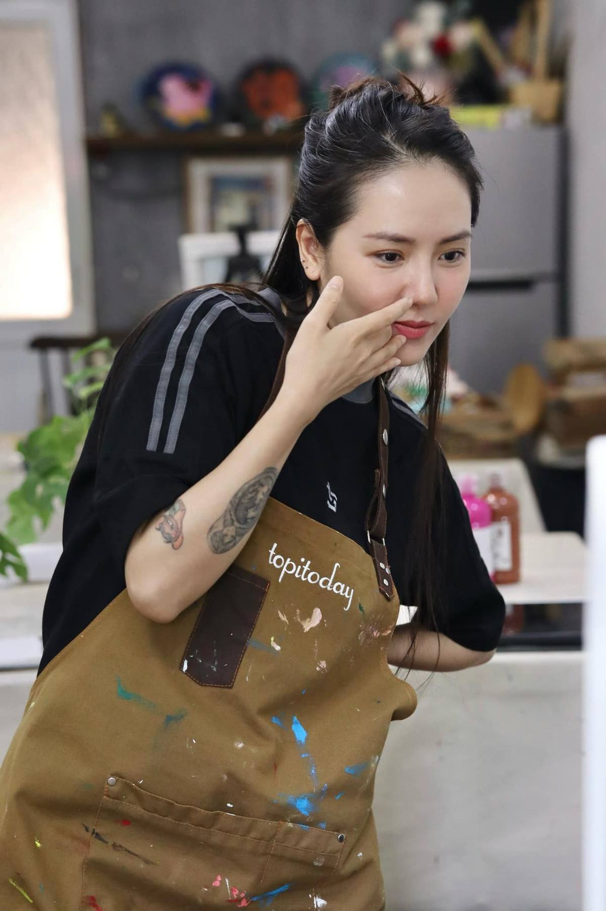 Làn da trắng mịn, khuôn mặt V-line cùng nụ cười rạng rỡ là những điểm nổi bật trên gương mặt của nữ ca sĩ. Ảnh: FBNV