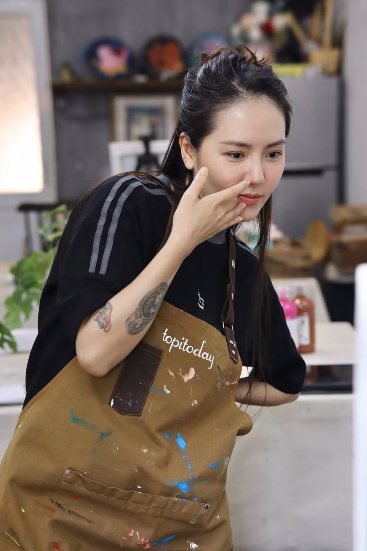 Làn da trắng mịn, khuôn mặt V-line cùng nụ cười rạng rỡ là những điểm nổi bật trên gương mặt của nữ ca sĩ. Ảnh: FBNV