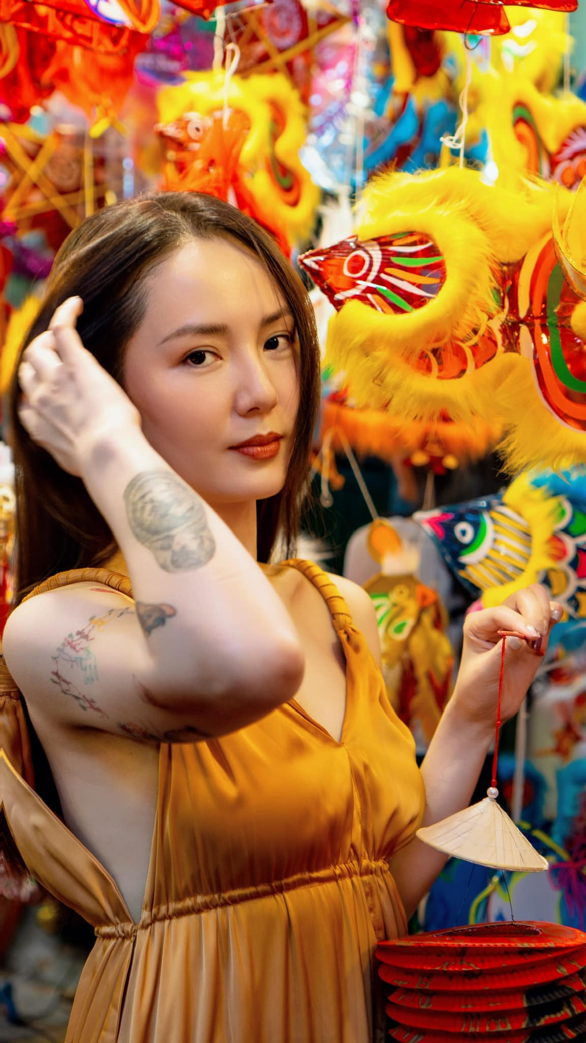 Nhiều người hâm mộ cho rằng, những hình xăm đã góp phần giúp Phương Linh phá cách, thoát khỏi hình ảnh "nữ hoàng ballad" nhẹ nhàng, nữ tính mà cô đã gắn bó suốt nhiều năm qua. Ảnh: FBNV