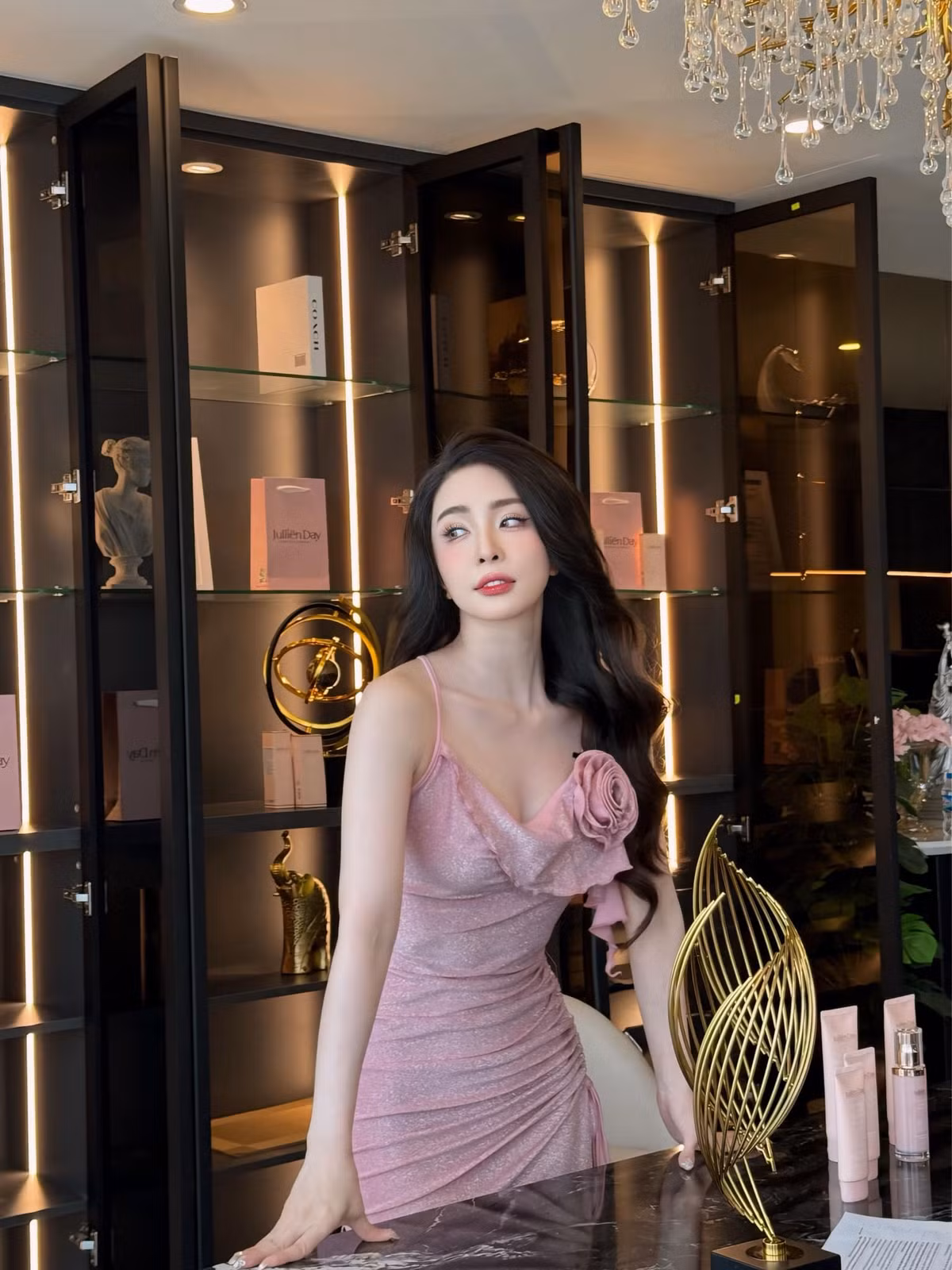 Diễn viên Quỳnh Nga tích cực đăng ảnh "thả thính" trên trang cá nhân: "Có một buổi quay… với đầy sự xinh đẹp như này ai mê tôi không".