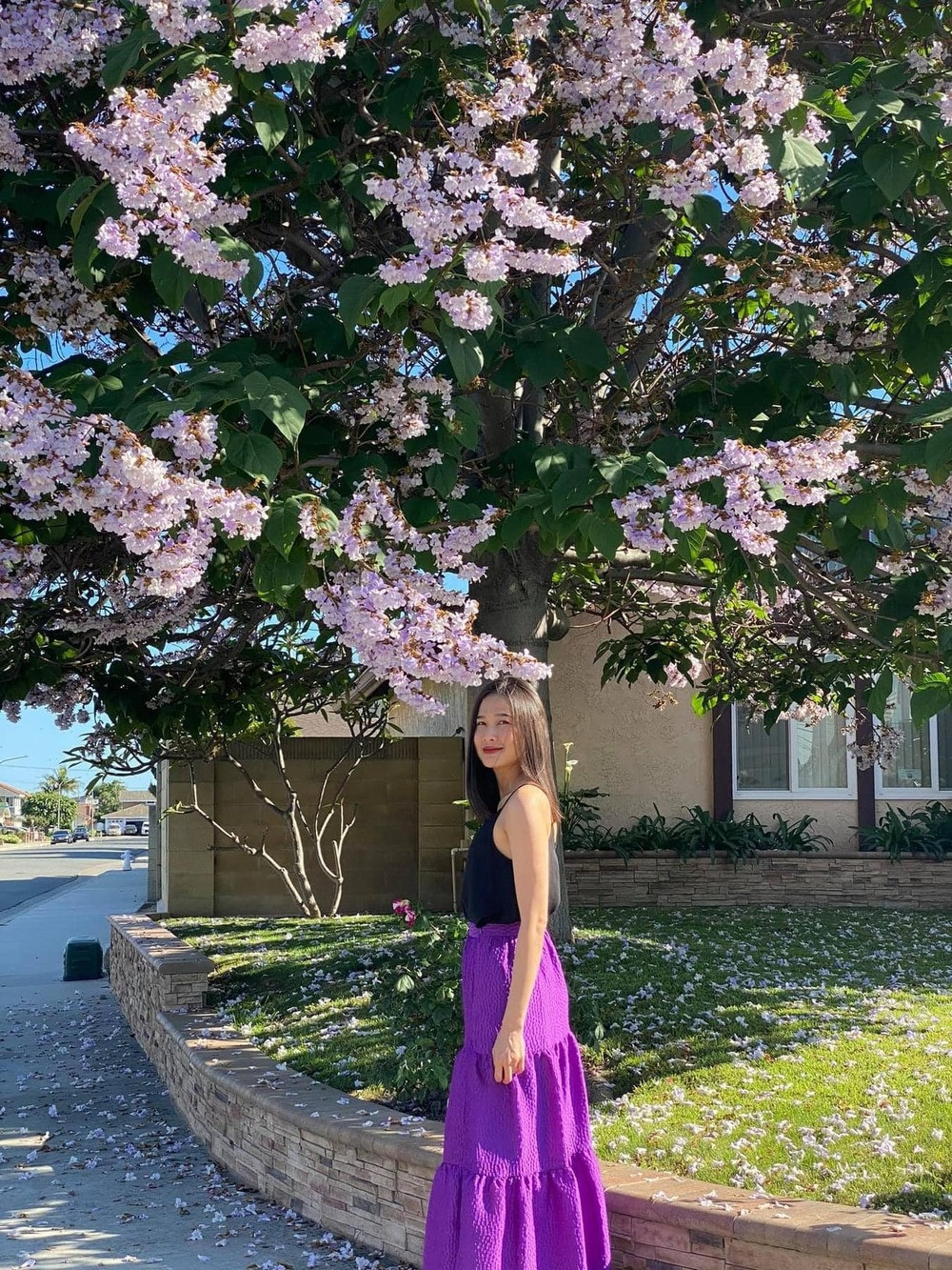 Hoa hậu Dương Mỹ Linh thảnh thơi dạo phố.