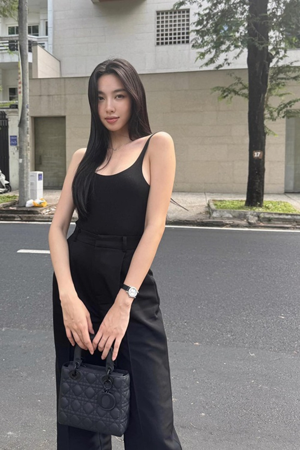 Hoa hậu Thùy Tiên dạo phố, khéo léo khoe vẻ sang trọng với đồng hồ nạm kim cương và túi trị giá hàng trăm triệu đồng.