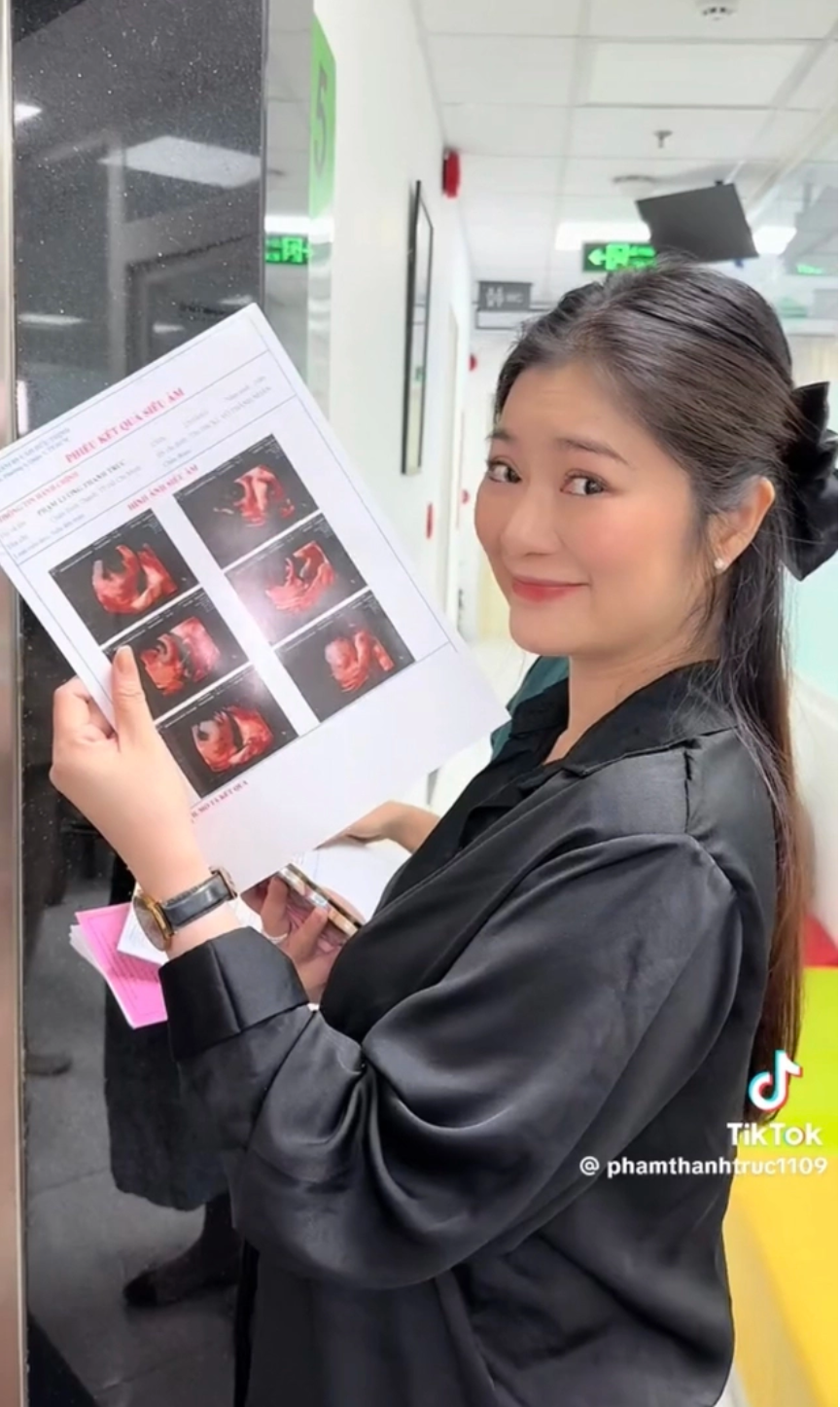 Nữ diễn viên Thanh Trúc một mình đi khám thai ở tuần thứ 28 của thai kỳ.