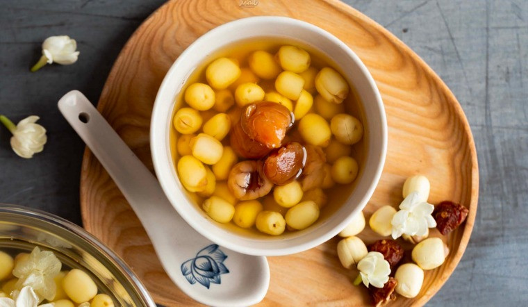 Mặc dù hạt sen có rất nhiều công dụng tốt cho sức khỏe. Tuy nhiên, không phải ai cũng có thể sử dụng được loại thực phẩm này, thậm chí trong một số trường hợp sử dụng hạt sen có thể gây nguy hại tới sức khỏe. Ảnh Internet