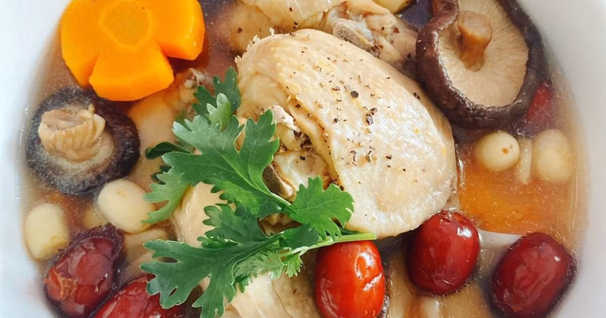 Người bị rối loạn giấc ngủ: Giấc ngủ đóng vai trò vô cùng quan trọng đối với sức khỏe tổng thể, đặc biệt là não bộ. Một giấc ngủ ngon và đủ giấc giúp duy trì hoạt động hiệu quả của não, tăng cường trí nhớ và khả năng tập trung. Ngược lại, thiếu ngủ hoặc rối loạn giấc ngủ có thể dẫn đến suy giảm trí nhớ, hay quên, kém tập trung và ảnh hưởng tiêu cực đến sức khỏe tinh thần. Mặc dù một số loại thực phẩm như hạt sen có chứa các chất an thần tự nhiên giúp cải thiện giấc ngủ. Tuy nhiên, nếu lạm dụng chúng hoặc sử dụng quá nhiều thuốc an thần có thể gây ra tác dụng ngược. Ảnh Internet