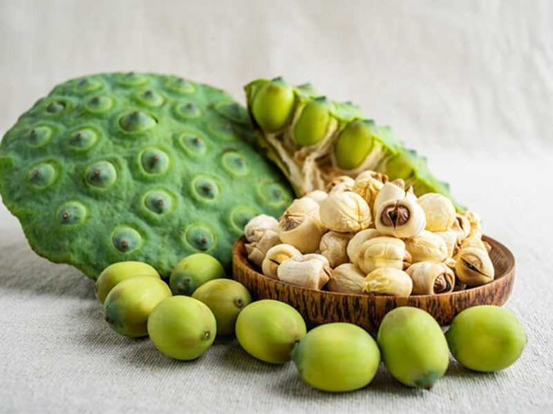 Hạt sen còn chứa các hợp chất đặc tính chống oxy hóa như flavonoid, glycoside, hợp chất phenolic và alkaloid. Theo Đông y, hạt sen vị ngọt chát, tính bình, giúp chữa suy nhược cơ thể, suy nhược thần kinh, cơ thể yếu, mất ngủ, ăn kém. Ảnh Internet