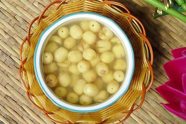  Người bị rối loạn tiêu hóa: Hạt sen có tính hàn, vị ngọt, có tác dụng cầm máu, giảm tiêu chảy. Do đó, những người bị táo bón nên hạn chế ăn hạt sen vì có thể làm tình trạng táo bón trở nên nghiêm trọng hơn. Ngoài ra, hạt sen chứa nhiều chất xơ, nếu ăn quá nhiều có thể gây đầy bụng, khó tiêu, đặc biệt là với những người có hệ tiêu hóa yếu. Ảnh Internet