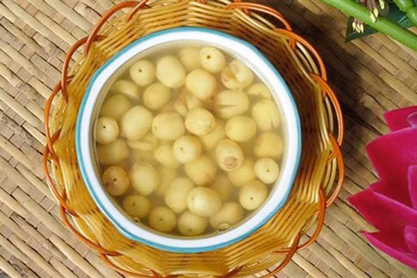  Người bị rối loạn tiêu hóa: Hạt sen có tính hàn, vị ngọt, có tác dụng cầm máu, giảm tiêu chảy. Do đó, những người bị táo bón nên hạn chế ăn hạt sen vì có thể làm tình trạng táo bón trở nên nghiêm trọng hơn. Ngoài ra, hạt sen chứa nhiều chất xơ, nếu ăn quá nhiều có thể gây đầy bụng, khó tiêu, đặc biệt là với những người có hệ tiêu hóa yếu. Ảnh Internet