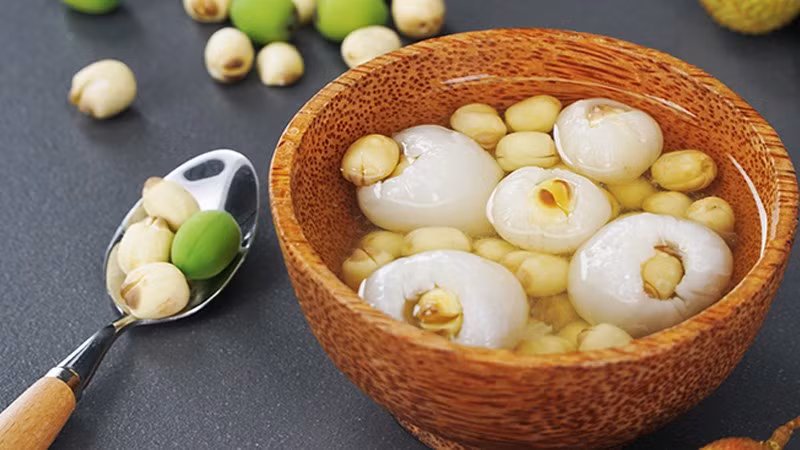 Không dùng cho trẻ nhỏ, trẻ biếng ăn: Hạt sen nhiều dinh dưỡng nhưng trẻ nhỏ ăn sẽ khó tiêu hóa. Nguyên nhân là hệ thống tiêu hóa của trẻ rất nhạy cảm vì còn quá non nớt không thể hấp thụ được các chất, ngược lại, có thể gây dị ứng và mẩn đỏ. Do đó, không nên trộn hạt sen để nấu cháo cho bé vì sẽ gây nên chứng đầy bụng, khó tiêu và biếng ăn ở trẻ nhỏ. Ảnh Internet