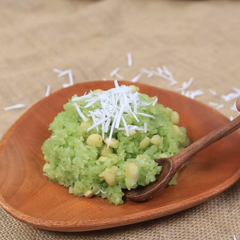  Người bị bệnh gout, sỏi thận: Hạt sen, tuy là một loại thực phẩm giàu dinh dưỡng với nhiều lợi ích cho sức khỏe, nhưng lại chứa một hợp chất cần được lưu ý, đó là purine. Purine là một hợp chất tự nhiên có trong nhiều loại thực phẩm, khi vào cơ thể sẽ được chuyển hóa thành axit uric. Hàm lượng purine trong hạt sen tuy không cao như một số loại thực phẩm khác (như nội tạng động vật, hải sản), nhưng nếu ăn quá nhiều, đặc biệt là khi cơ thể đang có vấn đề về chuyển hóa purine, có thể làm tăng nguy cơ mắc bệnh gút hoặc làm bệnh trở nên nặng hơn. Ảnh Internet