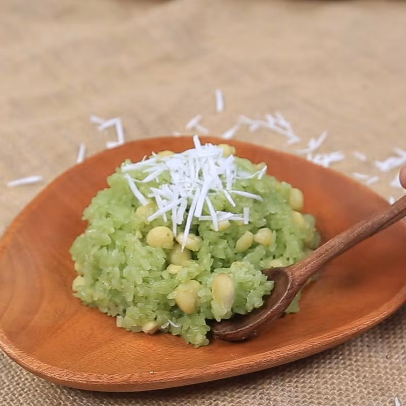  Người bị bệnh gout, sỏi thận: Hạt sen, tuy là một loại thực phẩm giàu dinh dưỡng với nhiều lợi ích cho sức khỏe, nhưng lại chứa một hợp chất cần được lưu ý, đó là purine. Purine là một hợp chất tự nhiên có trong nhiều loại thực phẩm, khi vào cơ thể sẽ được chuyển hóa thành axit uric. Hàm lượng purine trong hạt sen tuy không cao như một số loại thực phẩm khác (như nội tạng động vật, hải sản), nhưng nếu ăn quá nhiều, đặc biệt là khi cơ thể đang có vấn đề về chuyển hóa purine, có thể làm tăng nguy cơ mắc bệnh gút hoặc làm bệnh trở nên nặng hơn. Ảnh Internet