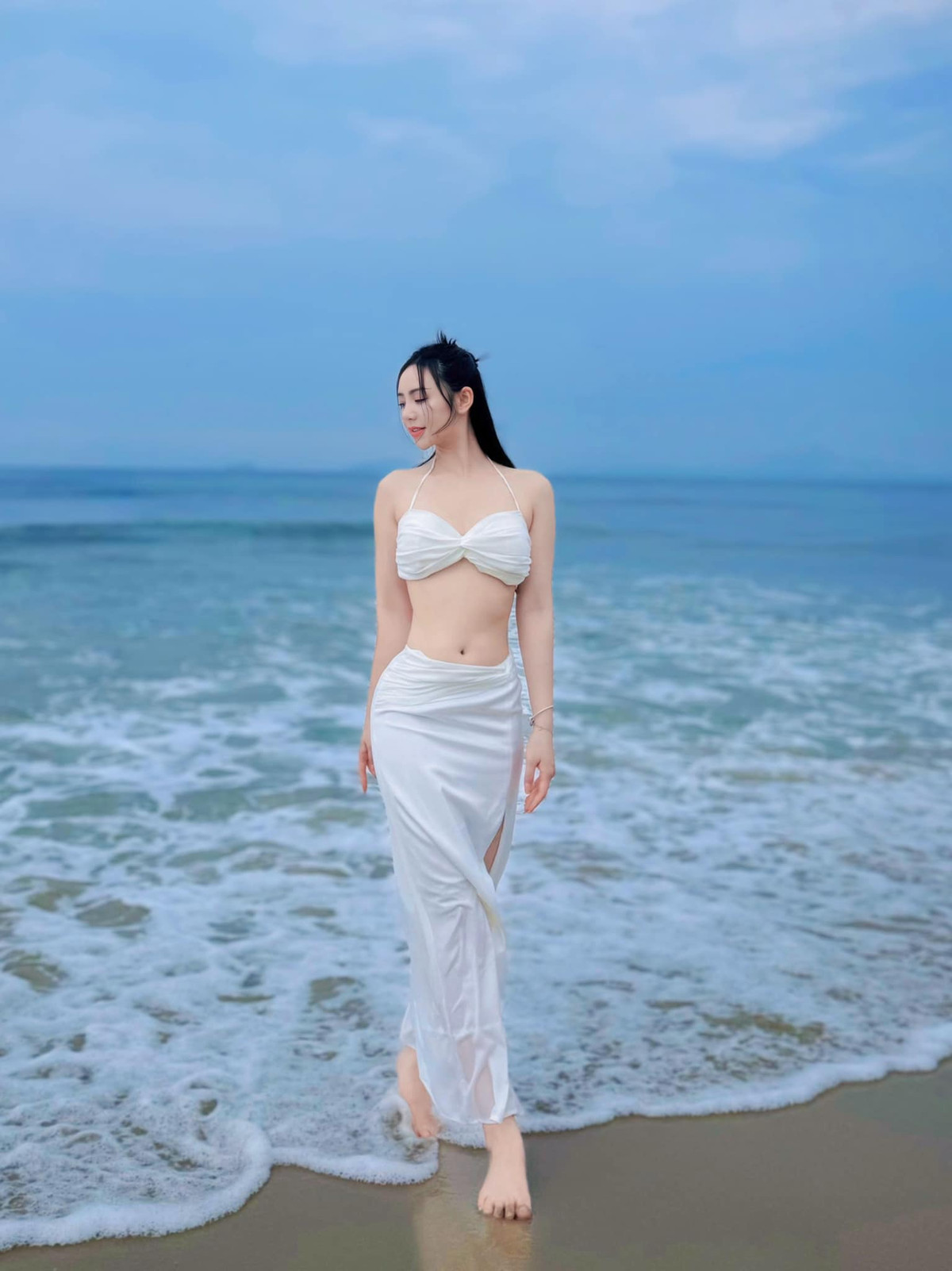 Bên cạnh những bộ cánh gợi cảm, Quỳnh Kool cũng rất biết cách lựa chọn các trang phục đơn giản nhưng vẫn tôn lên đường cong cơ thể. Ảnh: FB Quỳnh Nguyễn