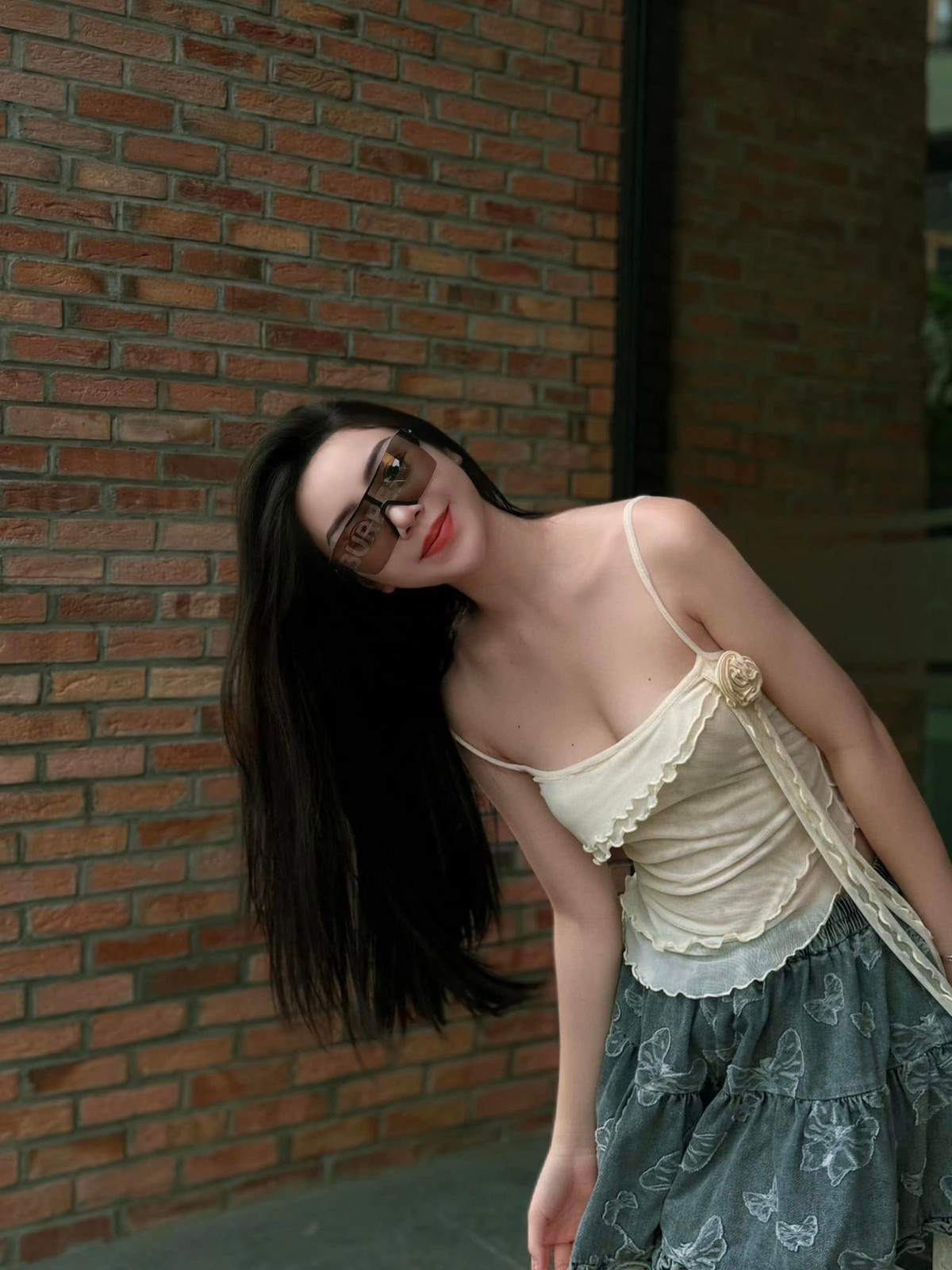 Nhờ lợi thế ngoại hình, nữ diễn viên thường xuyên diện các trang phục kiệm vải để khoe cơ thể chuẩn chỉnh. Ảnh: FB Quỳnh Nguyễn