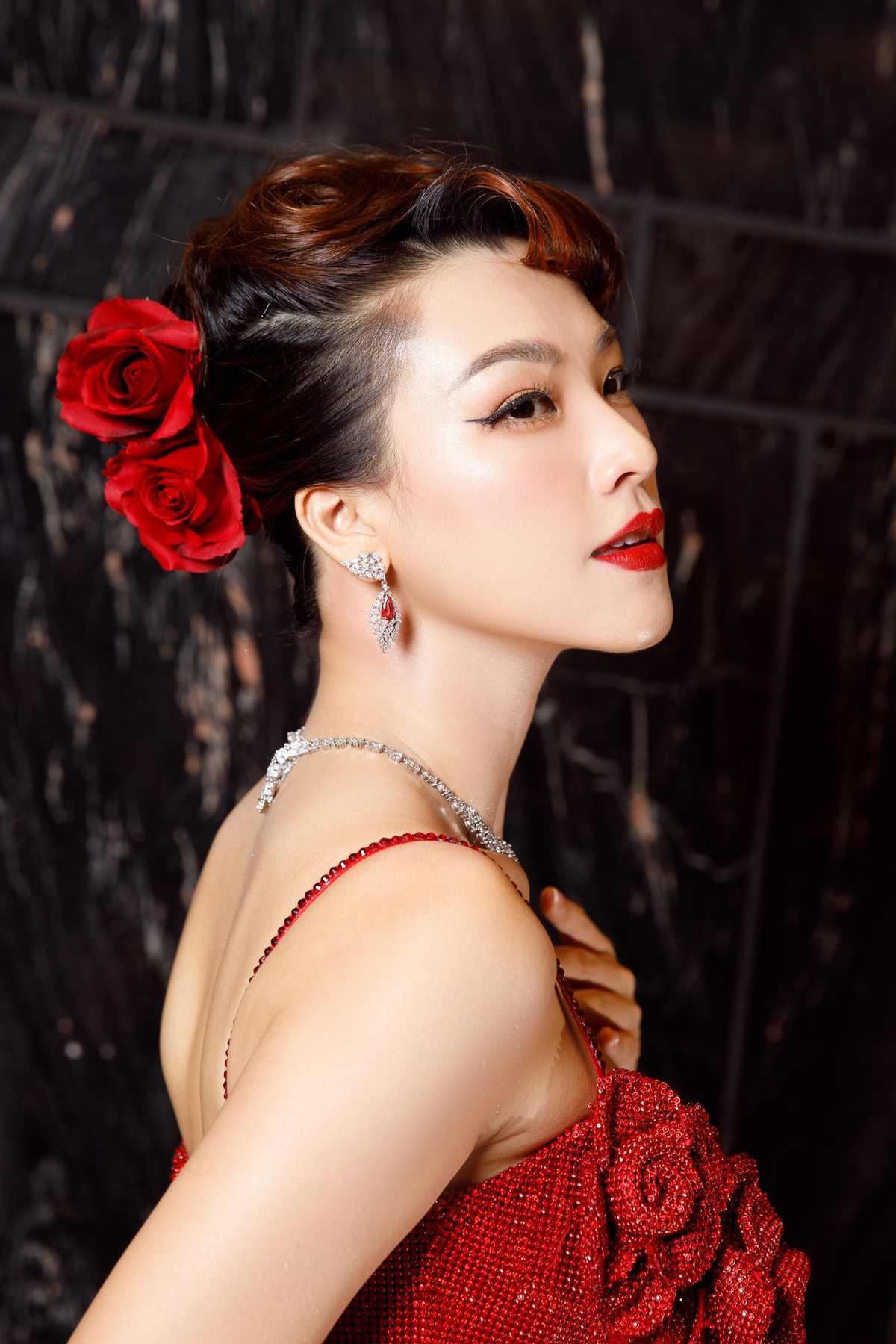 Trên trang mạng xã hội, Hoàng Oanh thường xuyên đăng tải những hình ảnh diện trang phục gợi cảm, quyến rũ khoe trọn đường cong cơ thể nuột nà.