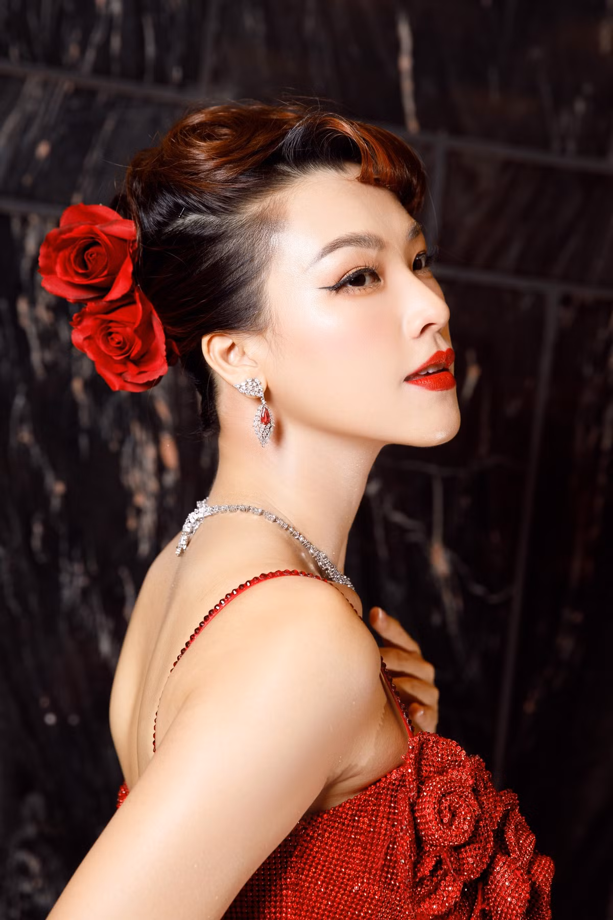 Trên trang mạng xã hội, Hoàng Oanh thường xuyên đăng tải những hình ảnh diện trang phục gợi cảm, quyến rũ khoe trọn đường cong cơ thể nuột nà.