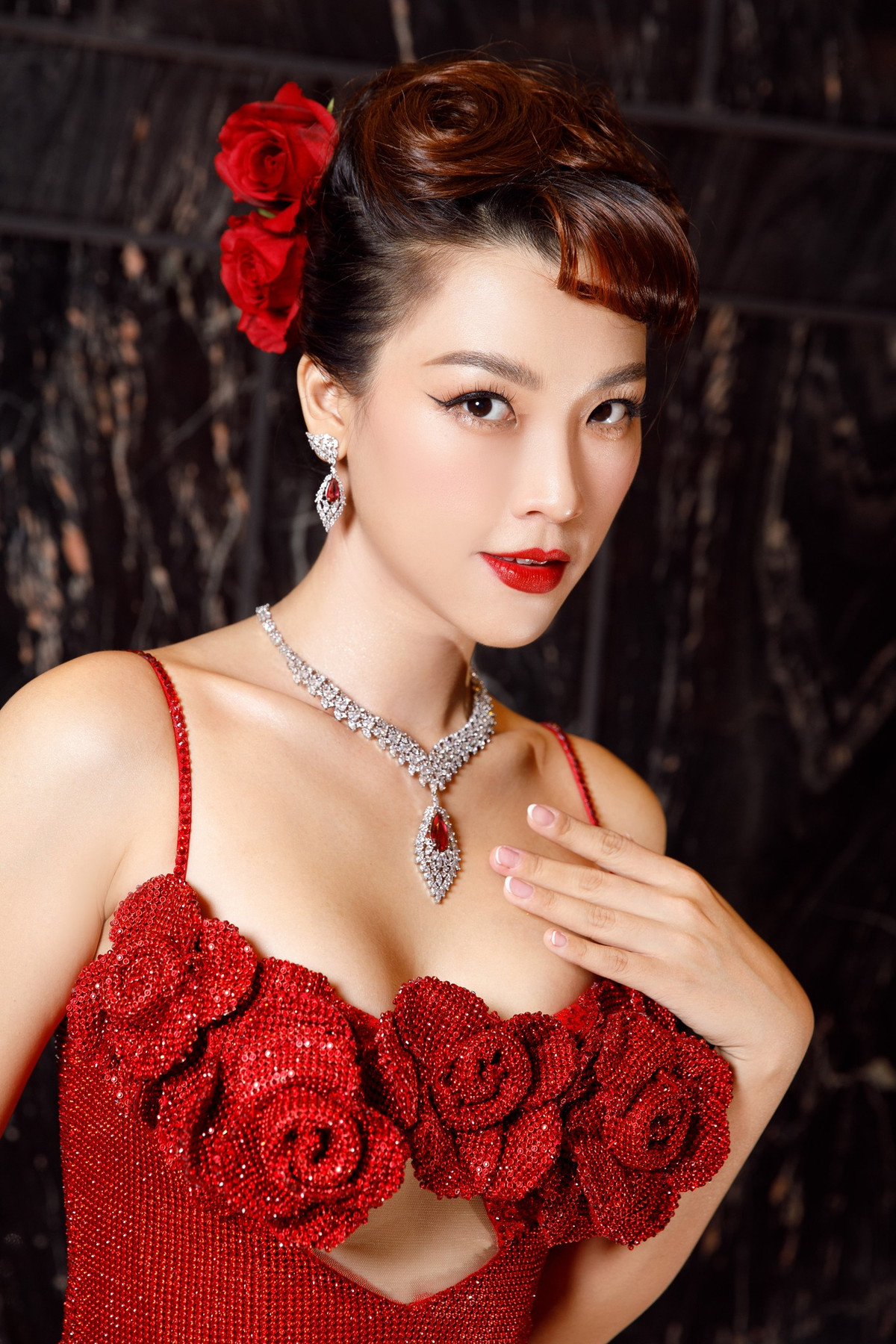 Á hậu Hoàng Oanh liên tục khiến người hâm mộ ngỡ ngàng với những màn "lột xác" ngoạn mục về phong cách.