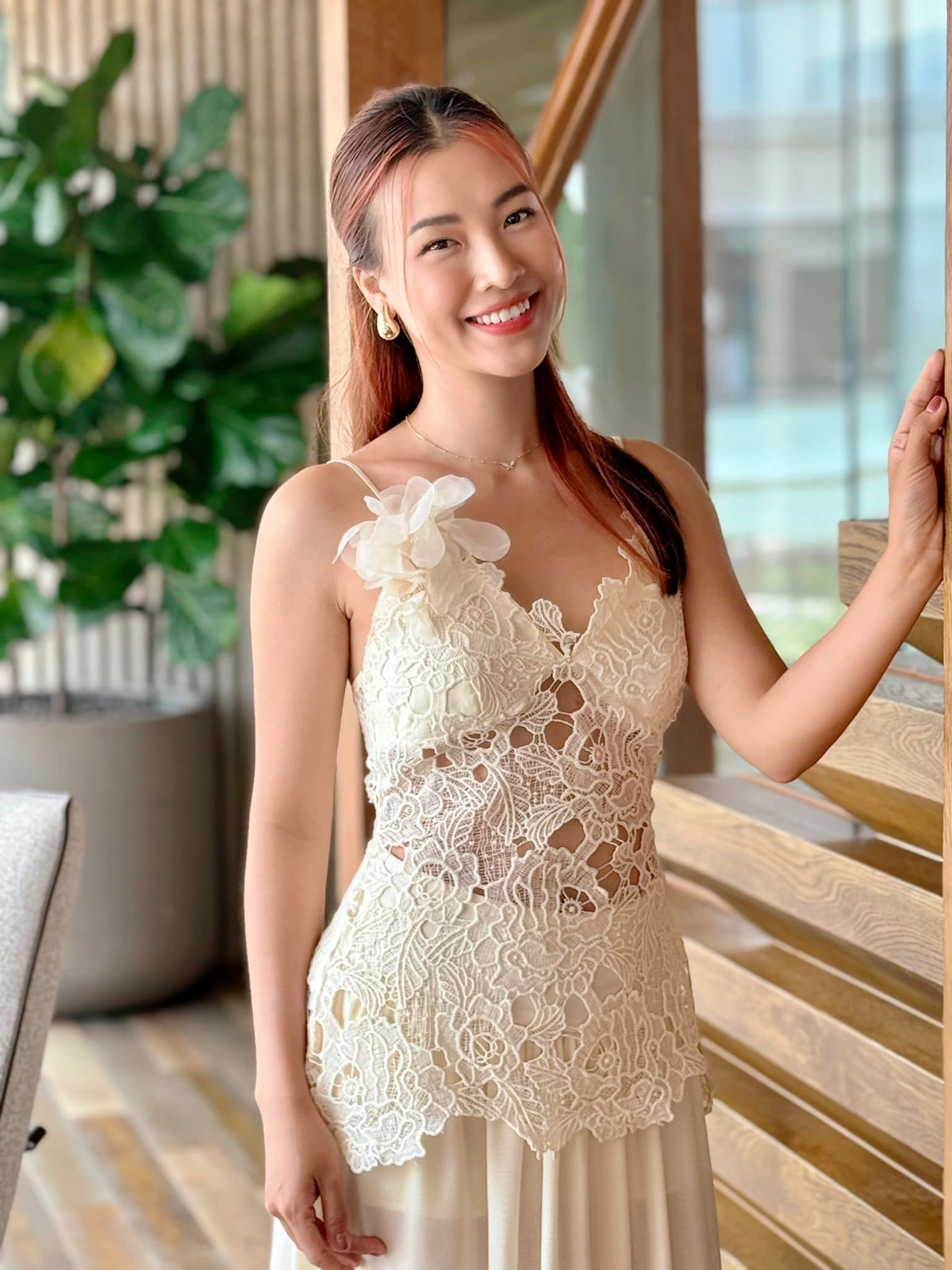 Cô được khán giả truyền hình biết tới nhiều hơn qua vai trò người dẫn chương trình cho các kênh truyền hình, những chương trình thời sự và một số sự kiện lớn. Ảnh: FBNV