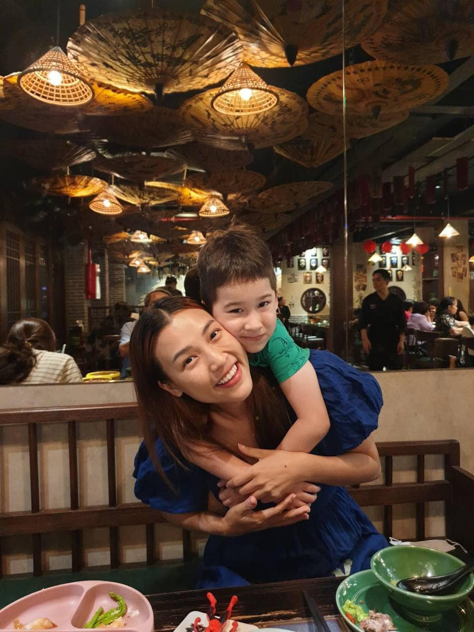 Cô dành nhiều thời gian cho con trai Max, đưa bé đi chơi, học tập và tham gia các hoạt động ngoại khóa.