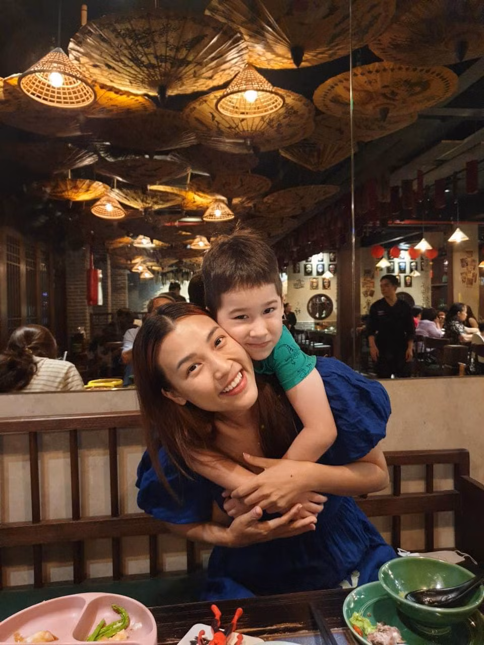 Cô dành nhiều thời gian cho con trai Max, đưa bé đi chơi, học tập và tham gia các hoạt động ngoại khóa.