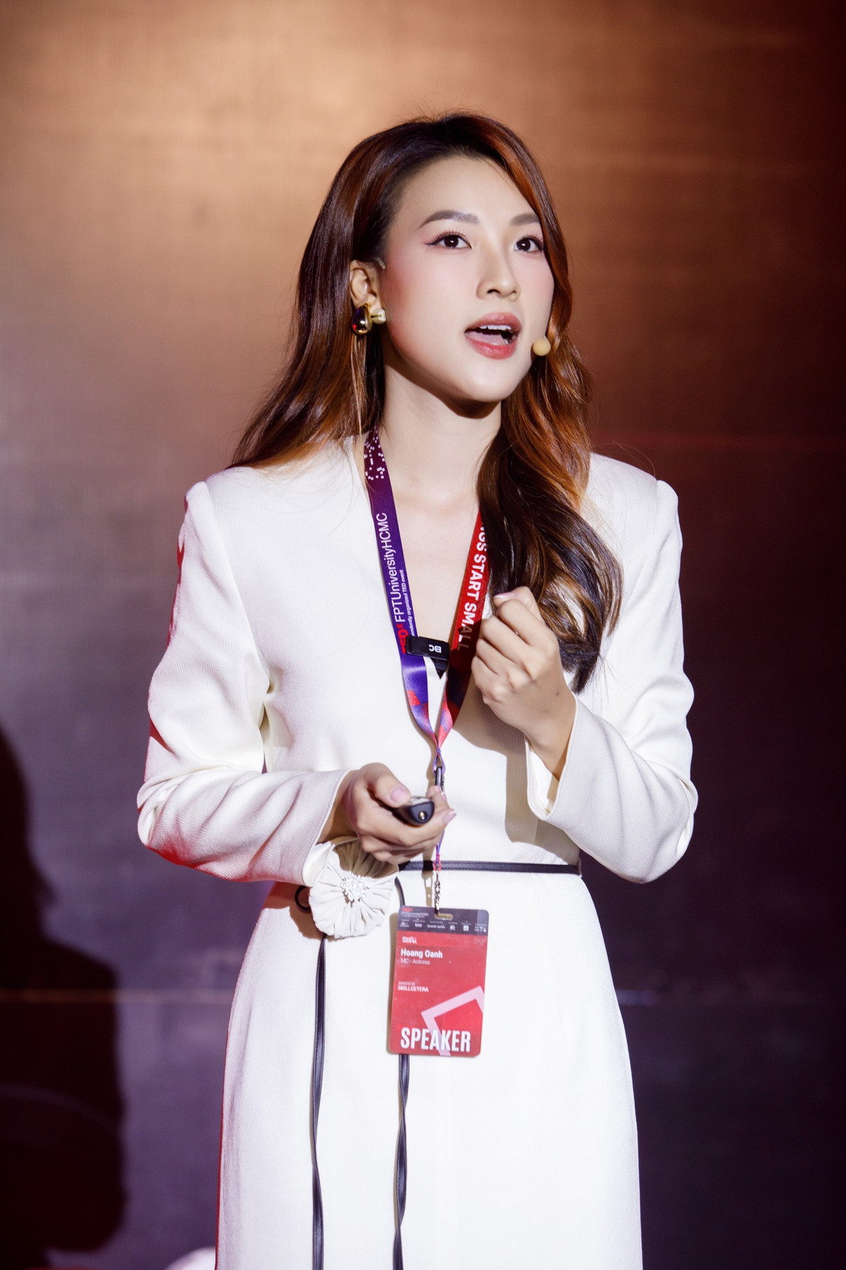 Chia sẻ về cuộc sống hiện tại, Hoàng Oanh cho biết, cô cảm thấy bình yên và hạnh phúc.