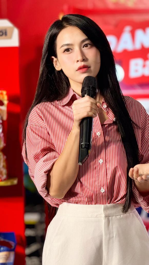 Tú Vi dịu dàng lên sóng, style kín đáo vẫn vô cùng xinh đẹp.