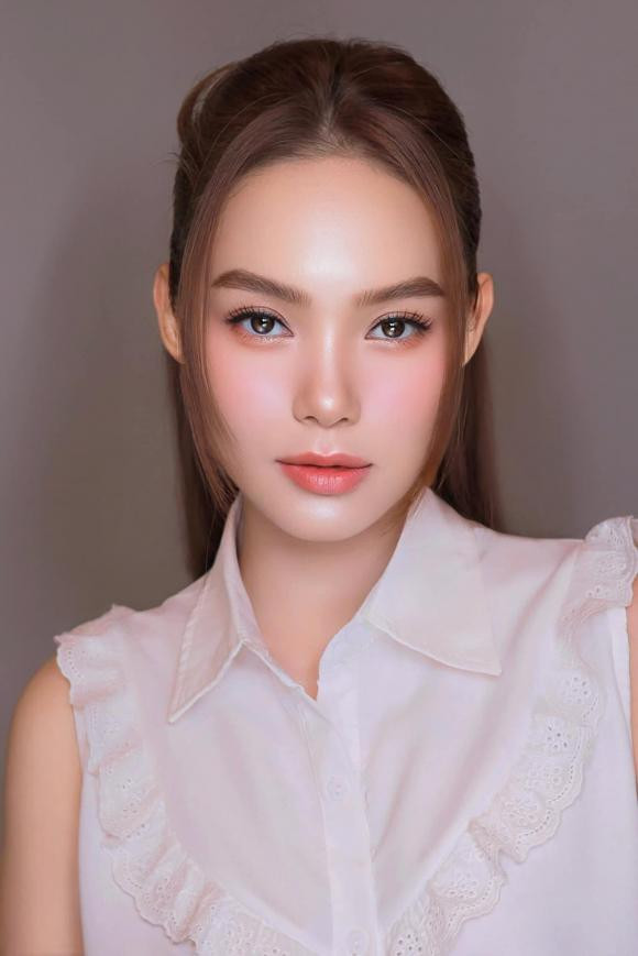 Minh Hằng xinh đẹp, tiết lộ kế hoạch đón tuổi mới. "Mai là sinh nhật 18 tuổi cô bé trong hình! Năm nay thấy mình còn quá trẻ nên không mặn mòi làm gì. Chỉ cùng gia đình đi du lịch chứ không linh đình như các năm trước!".