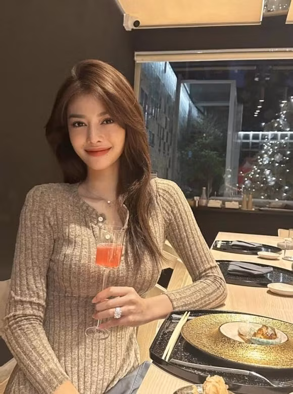 Á hậu Kiều Loan khoe khoảnh khắc dự tiệc tối, để lộ chiếc nhẫn kim cương cỡ lớn tại vị trí ngón áp út.