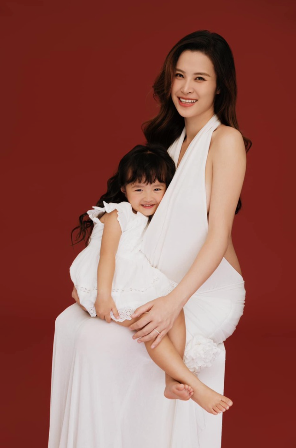  Tin tức sao Việt 23/6: Đông Nhi tung bộ ảnh mới bên con gái đầu lòng trên trang cá nhân.